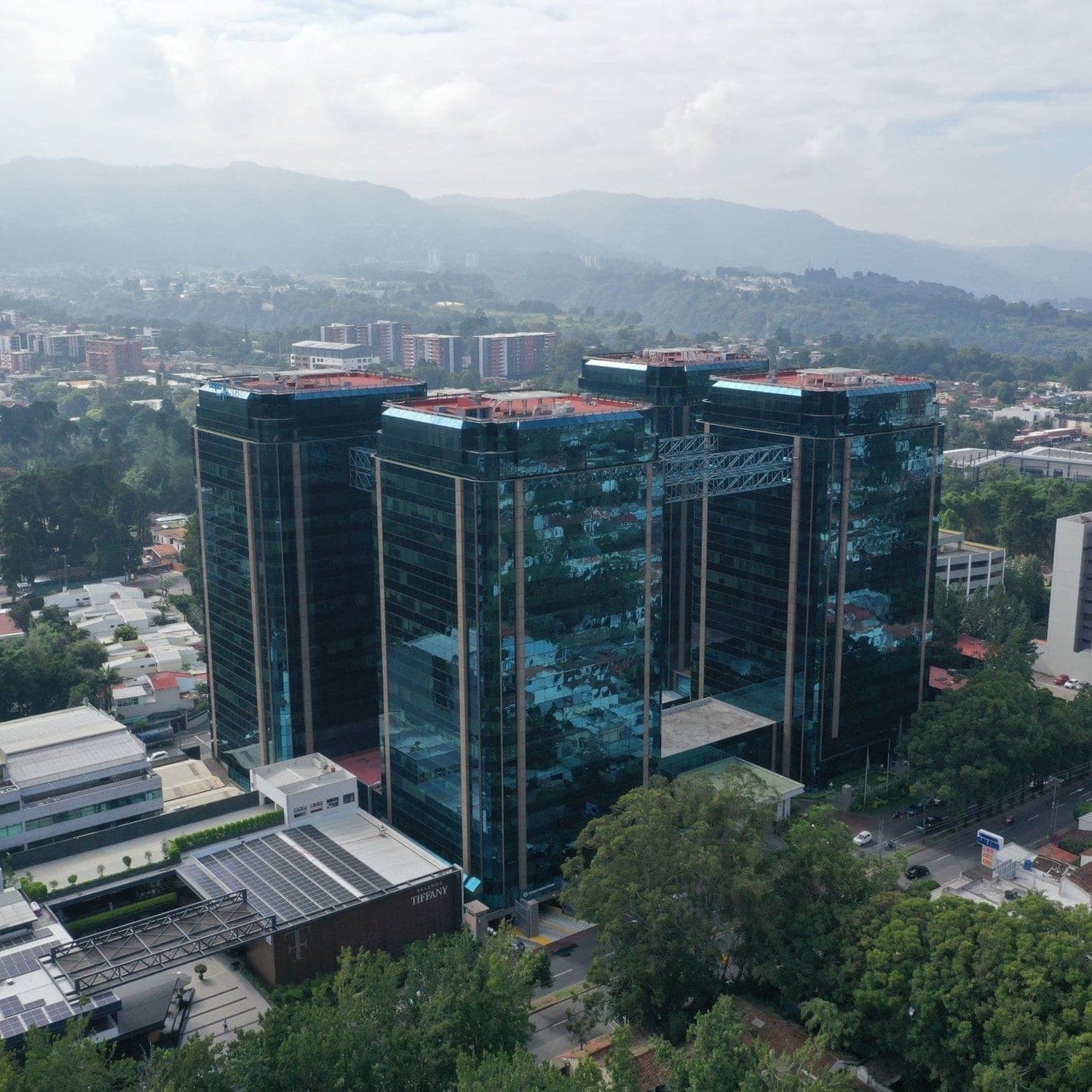 Vista aérea de las torres de Europlaza en la ciudad de Guatemala